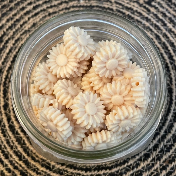Cream Sunflower Silicone Focal Bead - Picture 1 of 1